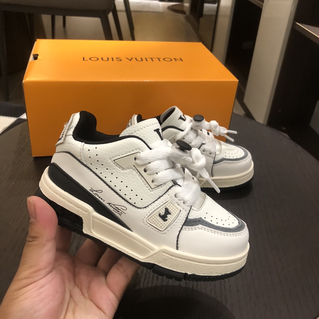 Children's shoes child